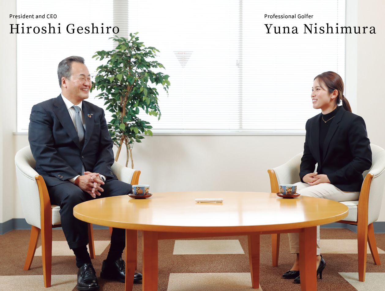 Präsident und CEO Hiroshi Geshiro, Profigolfer Yuna Nishimura