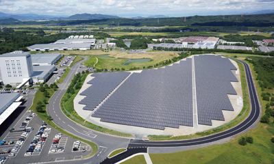 自2013年起开始运营的滋贺工厂大型太阳能发电系统