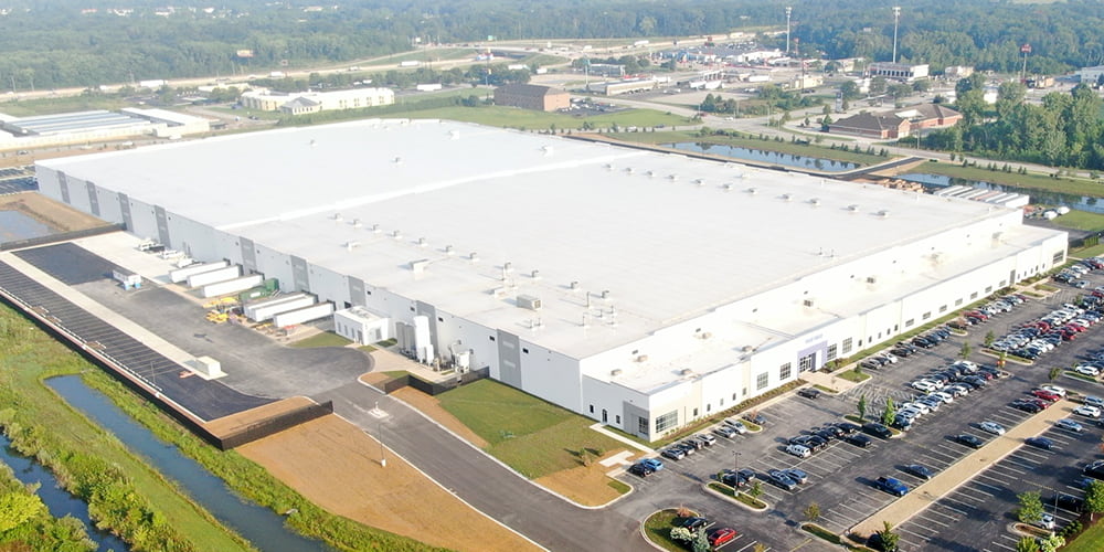 既存工場棟に隣接する米国の新工場棟（左奥）