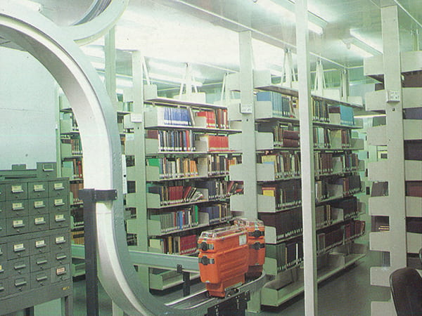 Một chiếc Daifuku Telelift được lắp đặt trong thư viện