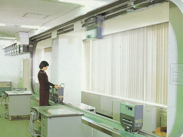 Un Daifuku Telelift instalado en un edificio de oficinas