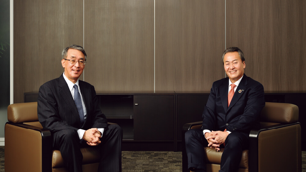 左:寺山 正一、右:下代 博