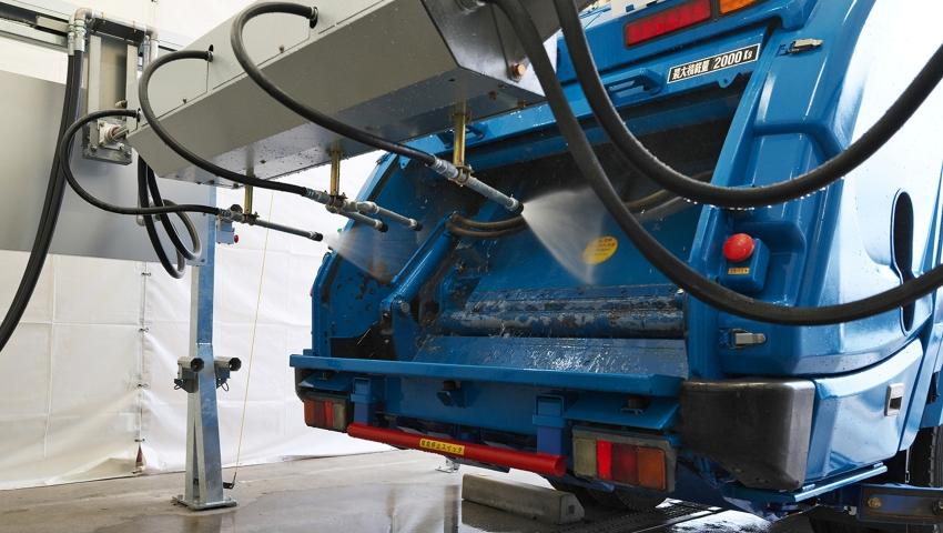 投入口を洗浄する様子